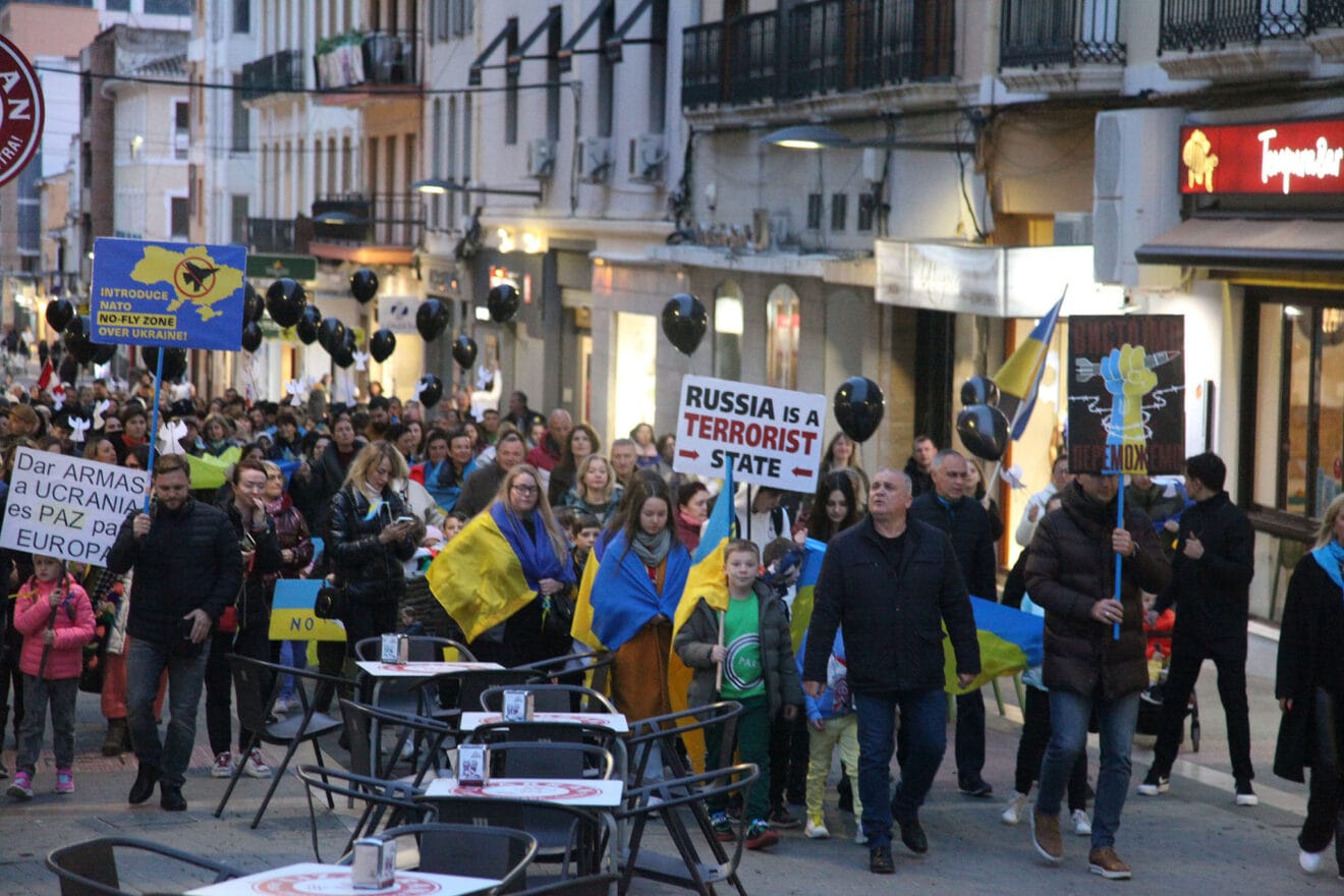 Los manifestantes recorren el centro de Dénia