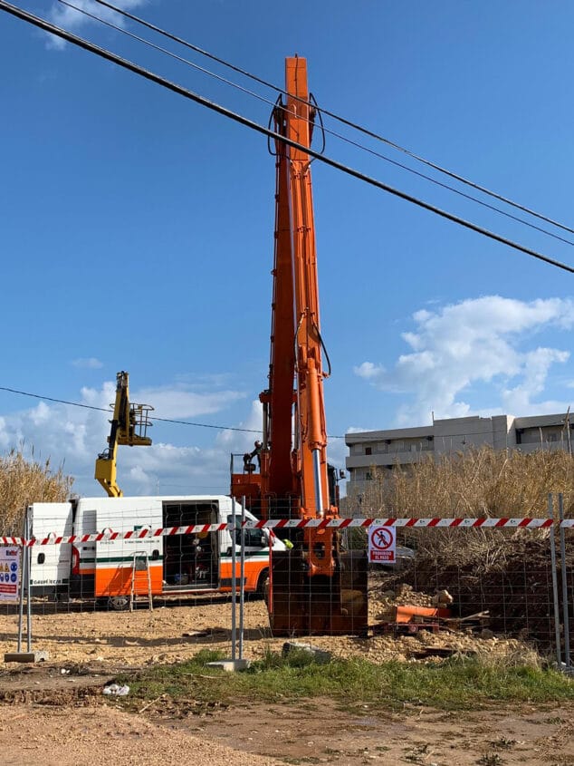 Imagen: Maquinaria trabajando en el lugar donde irá la nueva playa de Dénia