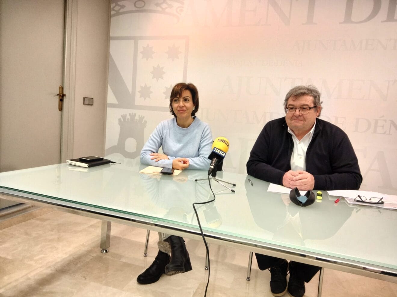 Maria Josep Ripoll y Paco Roselló en la presentación de los presupuestos del Ayuntamiento de Dénia 2023