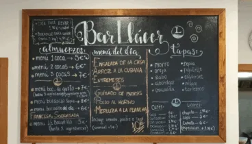 Menú diario escrito en la pizarra de Bar Llàcer