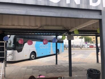 Orinales infantiles colgando de la estación de autobuses de Dénia