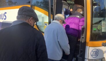 Pasajeros del TRAM subiendo al autobús en Benidorm