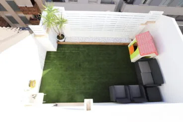 pequeña terraza con césped artificial