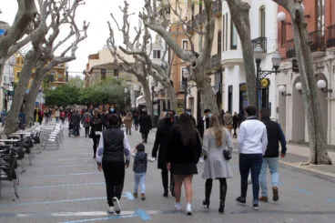 personas de paseo por marques de campo