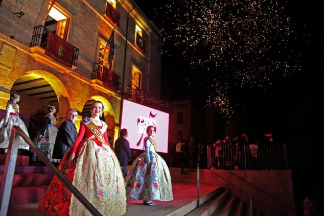 Dénia vuelve a estar en Fallas: así se vivió la Crida y el Sopar de Germanor 1 Imagen: Falleras Mayores de Dénia durante la Crida 2023