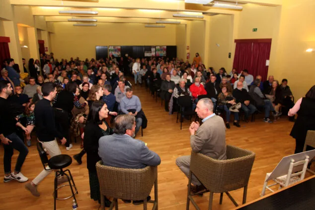 Compromís presenta su lista y los primeros esbozos de su programa en un acto multitudinario en Dénia 3 Imagen: Rafa Carrió dialoga con Joan Baldoví frente a la militancia de Dénia