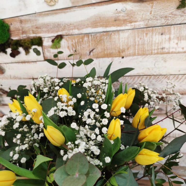 Букет желтых тюльпанов на День святого Валентина