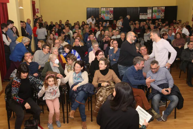 Compromís presenta su lista y los primeros esbozos de su programa en un acto multitudinario en Dénia 6 salon repleto para conocer la lista de compromis per denia