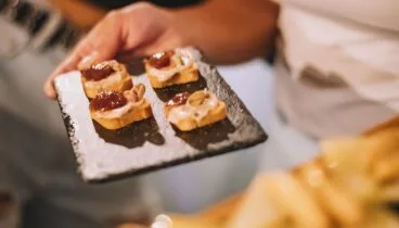 Tapas originales y vinos elegantes en un bar diferente