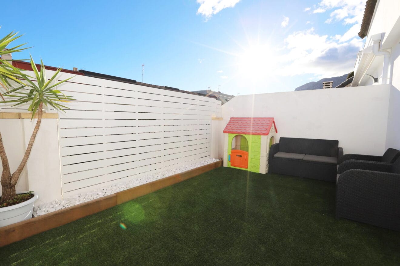terraza con césped artificial para jugar y tumbarse