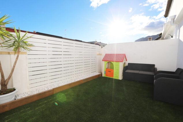 terraza con cesped artificial para jugar y tumbarse