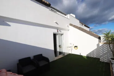 Terraza con fregadero y manguera