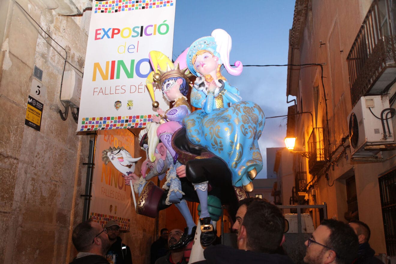 Traslado de un ninot a la exposición