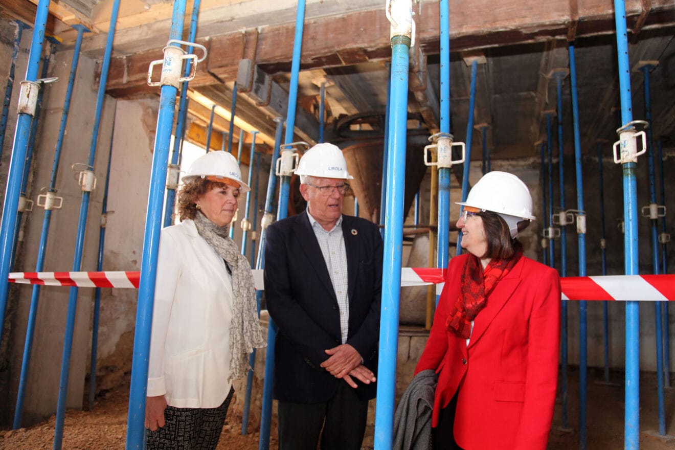 Vicent Grimalt, Josefina Bueno y Amparo Navarro visitan las obras de Torrecremada