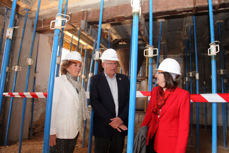Висент Гримальт, Жозефина Буэно и Ампаро Наварро посещают фабрику Торрекремада.