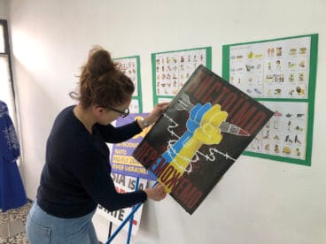 Vira trabajando en las pancartas para la manifestación por los 365 días desde la invasión