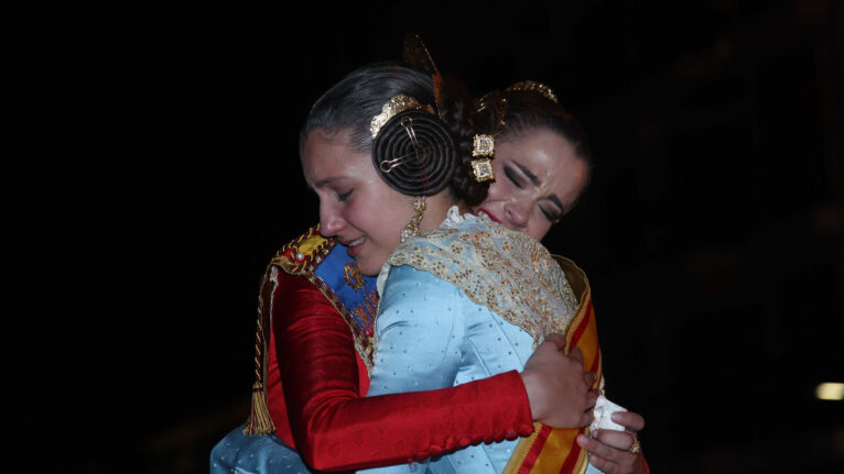Aida Gavilà y Noa Dacosta, Falleras Mayores de Dénia en 2023, fundiéndose en un abrazo tras presenciar la Cremà