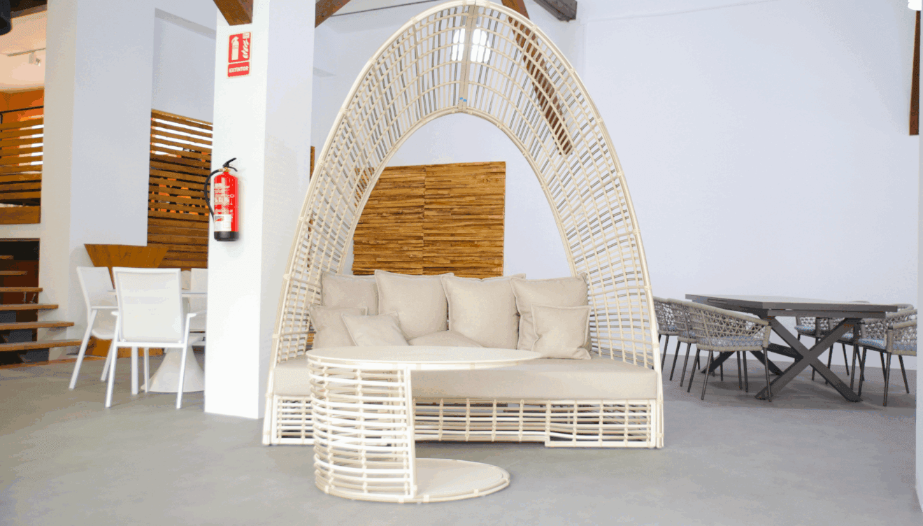 Amplio sofá de exterior en Muebles Martínez