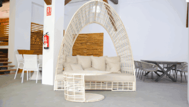 Amplio sofá de exterior en Muebles Martínez