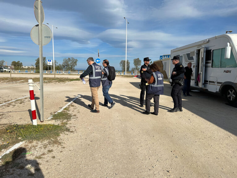 Autoridades personadas en el aparcamiento para proceder al cierre en Dénia
