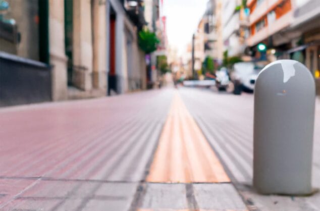 Imagen: Bolardo en el centro de una calle peatonal (archivo)