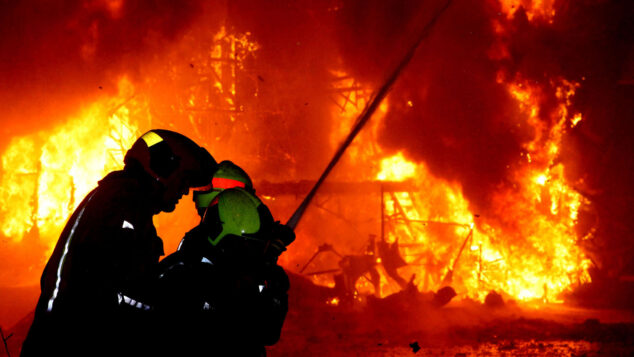 Imagen: Bomberos controlando las llamas en la Nit de la Cremà de Dénia