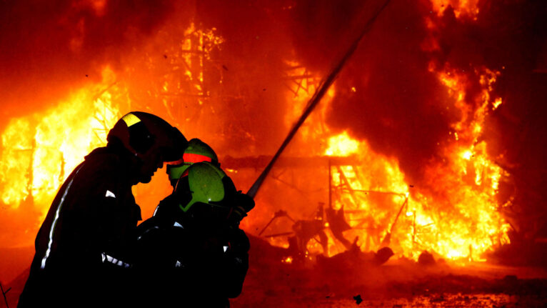 Bomberos controlando las llamas en la Nit de la Cremà de Dénia