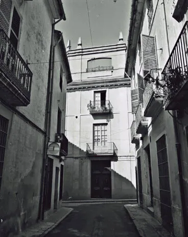 Calle Cavallers cuando todavía tenía carretera | Fotografía: Olegario Caselles (Dénia Antiga)