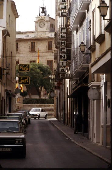 Calle Cop antes de la peatonalización | Fotografía: Vicente Emilio Ginestar (Dénia Antiga)