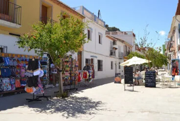 Calle Sant Pere ya peatonal en el barrio Baix la Mar