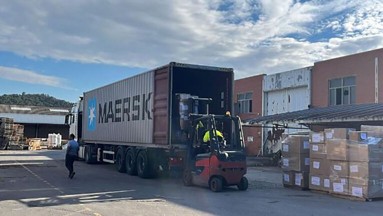Camión cargado con el material humanitario de Dénia para Turquía