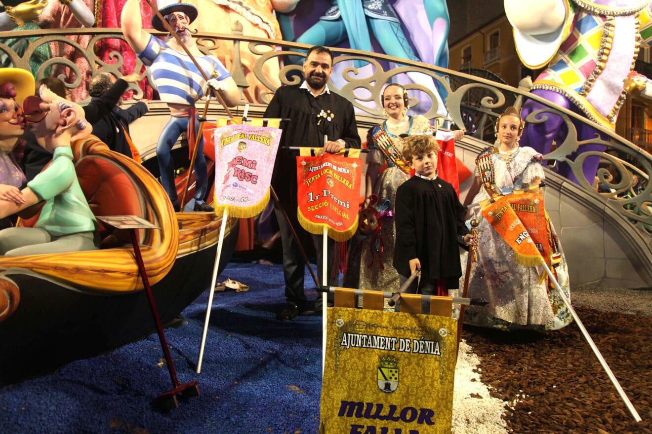 Cargos de la falla Centro colocando los banderines de Mejor Falla de Dénia 2023