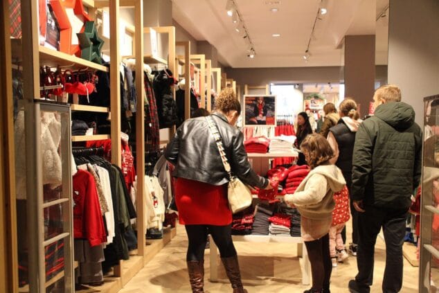Imagen: Clientes en el interior de un comercio de Dénia