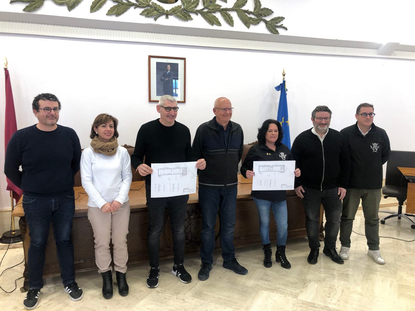 Colectivos festeros y el Ayuntamiento de Dénia con los planos del futuro Museu Fester de la ciudad
