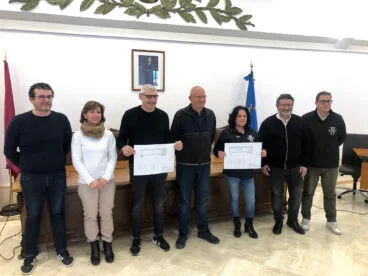 colectivos festeros y el ayuntamiento de denia con los planos del futuro museu fester de la ciudad