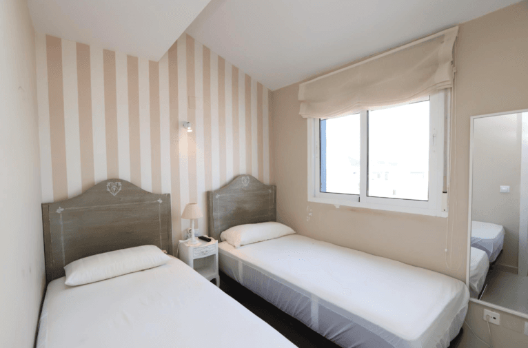 Dormitorio con dos camas