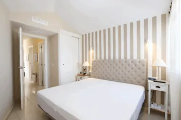 Dormitorio doble con cama de matrimonio