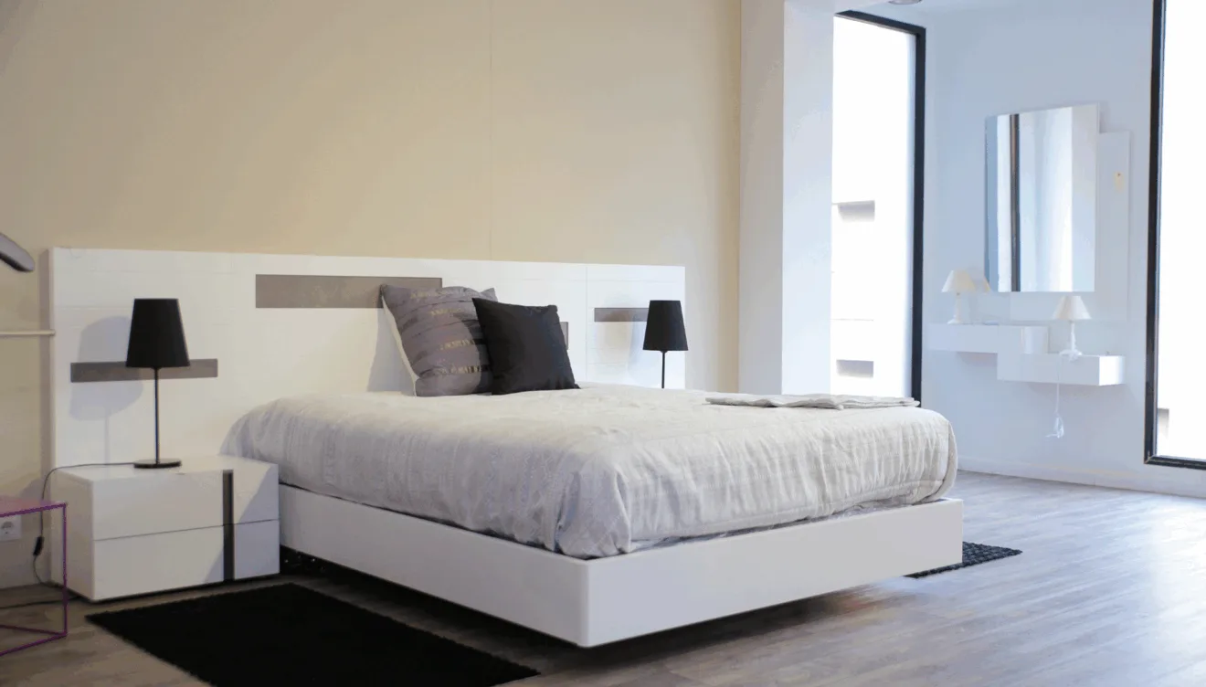 Dormitorio principal con cama doble