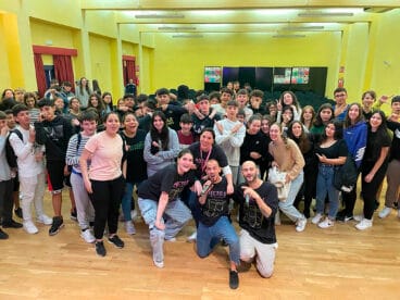 elenco del musical adictos drogas adicciones y otros juegos que matan junto a alumnas y alumnos de denia tras una funcion