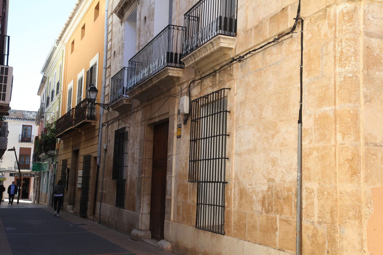 Entrada de la Casa de la Marquesa, donde se trasladará el Museu Arqueològic de Dénia