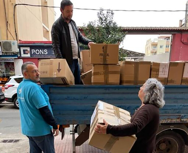 Extiende tu mano cargando las cajas para Turquía desde Dénia