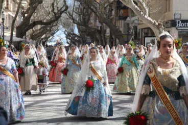 Falleras de la Port-Rotes durante la ofrenda