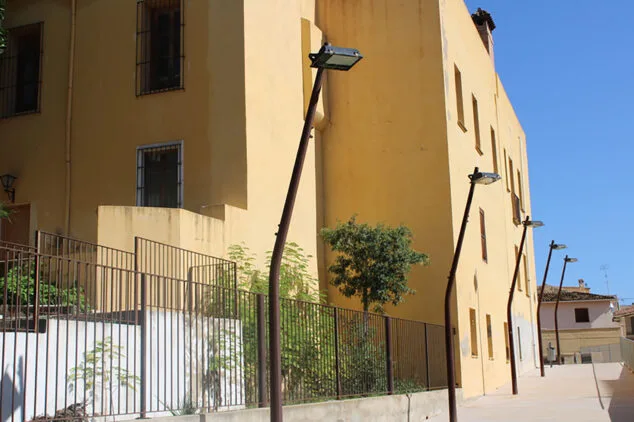 Imagen: Farolas junto al ayuntamiento de Dénia