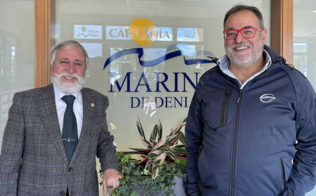 Imagen: Gabriel Martínez, capitán director de Marina Dénia, y Francesc Camprubí, CEO de Crownline Spain