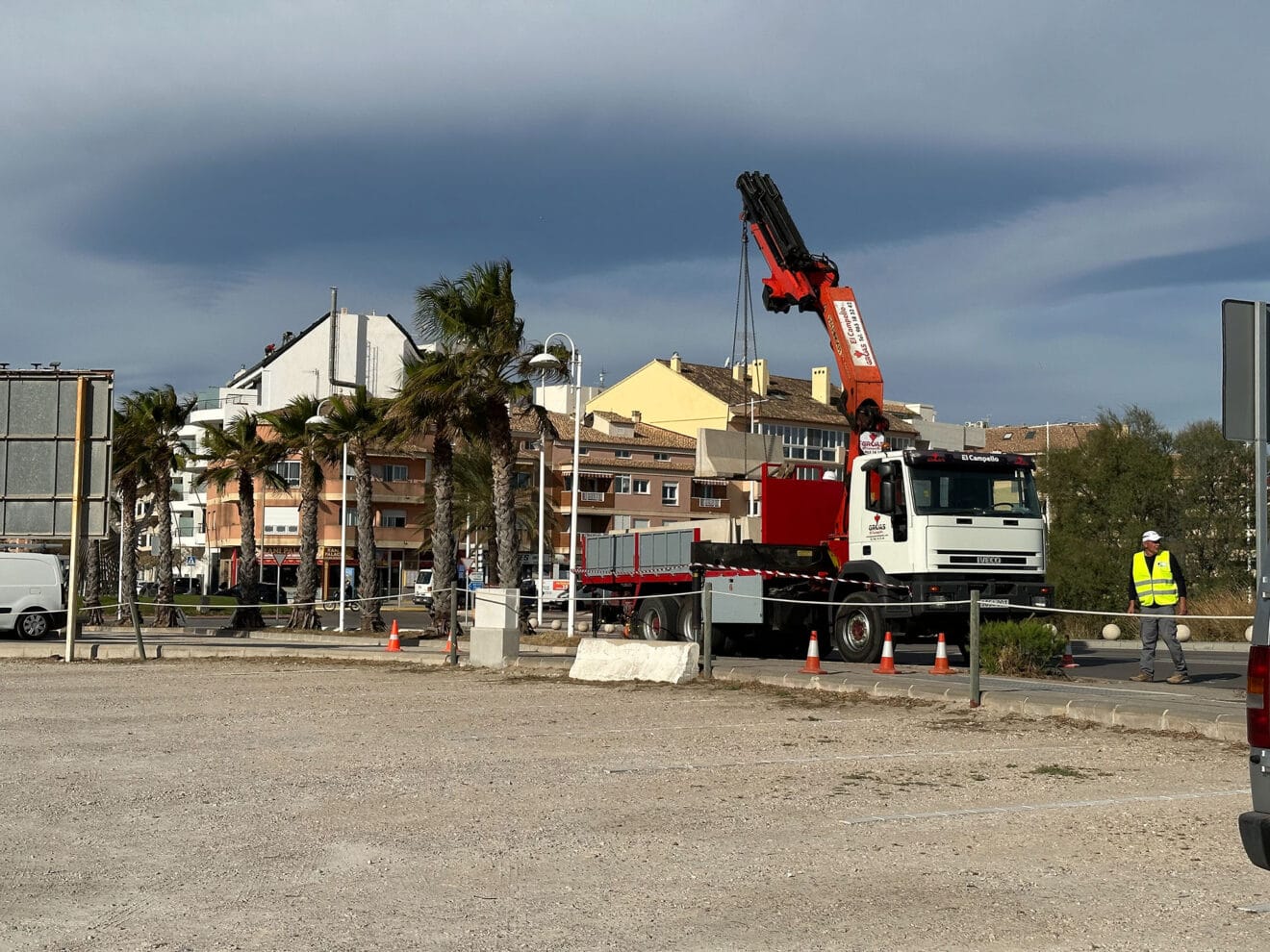 Grúa con los bloques de cemento para sellar el parking dianense