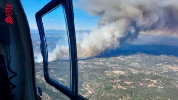 imagen aerea del incendio en villanueva de viver desde el helicoptero de la generalitat