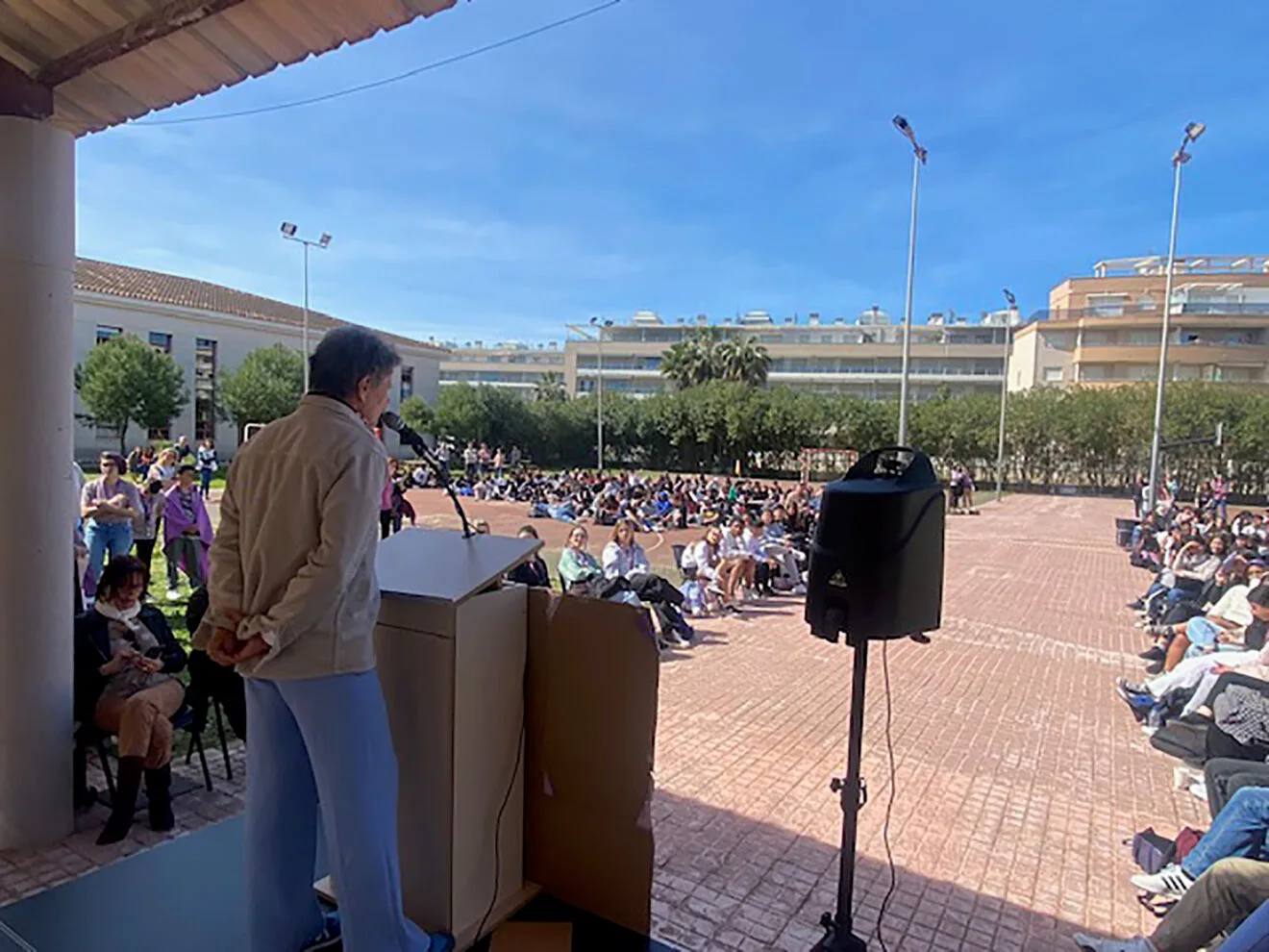 Jimmy Higueras durante el acto del IES Maria Ibars