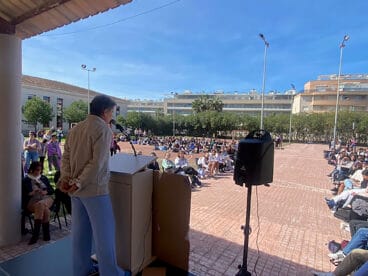 jimmy higueras durante el acto del ies maria ibars