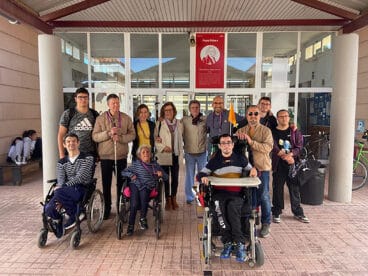 Jimmy Higueras en la puerta del centro junto a miembros de Condenados al Bordillo