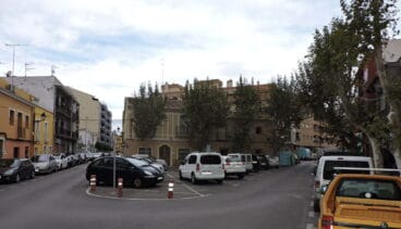 La plaza Valgamediós con vehículos estacionados en 2020